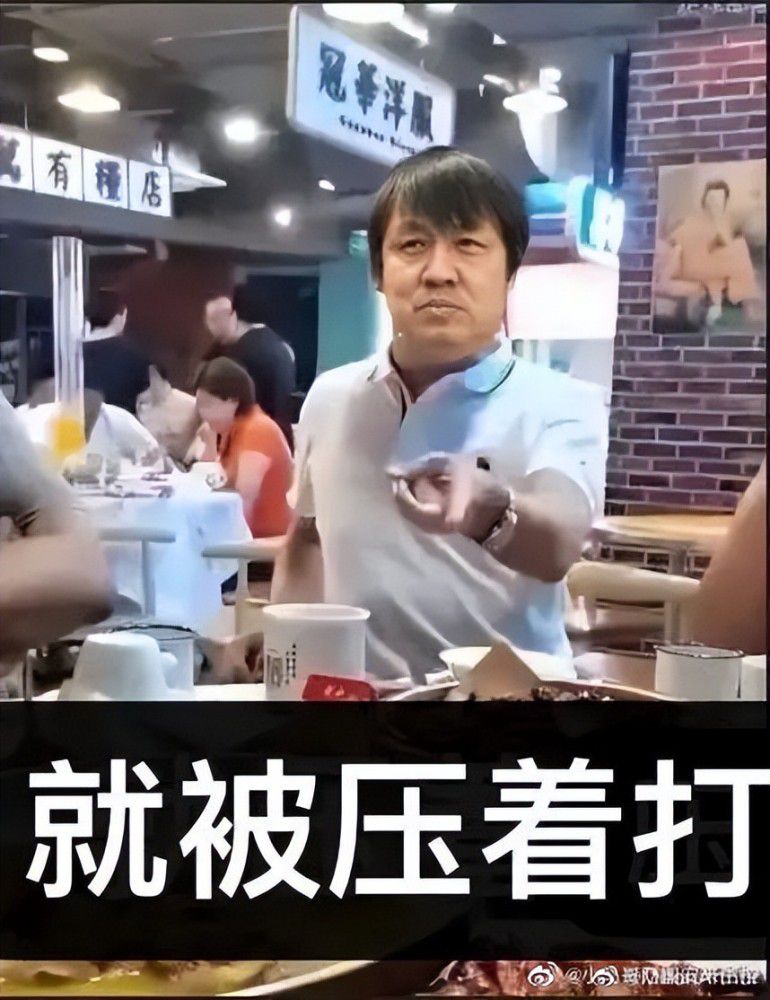 《小奸细蒂姆》讲述了蒂姆和家人在海边一个古老的旅店里度假的故事。蒂姆在他新家里很难糊口，直到他碰到了西蒙。西蒙1973年被冻住，此刻醒来后却很难顺应一切改变。作为一位曾的特务，西蒙需要去向理一个犯法案子，蒂姆肯定帮忙西蒙一路起头这场冒险。